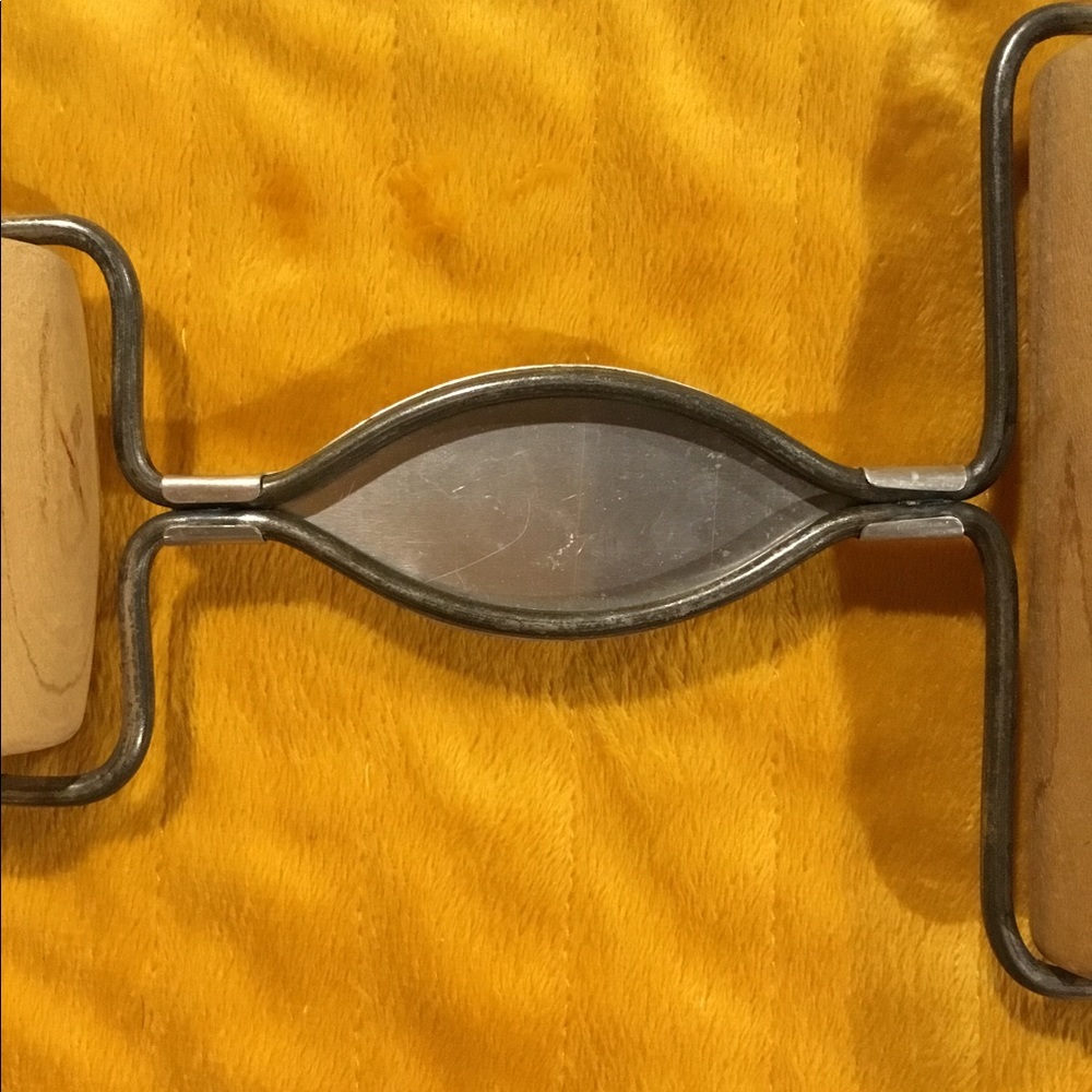 Vintage Ekco Pastry and Pizza Roller - Picture 6 of 7